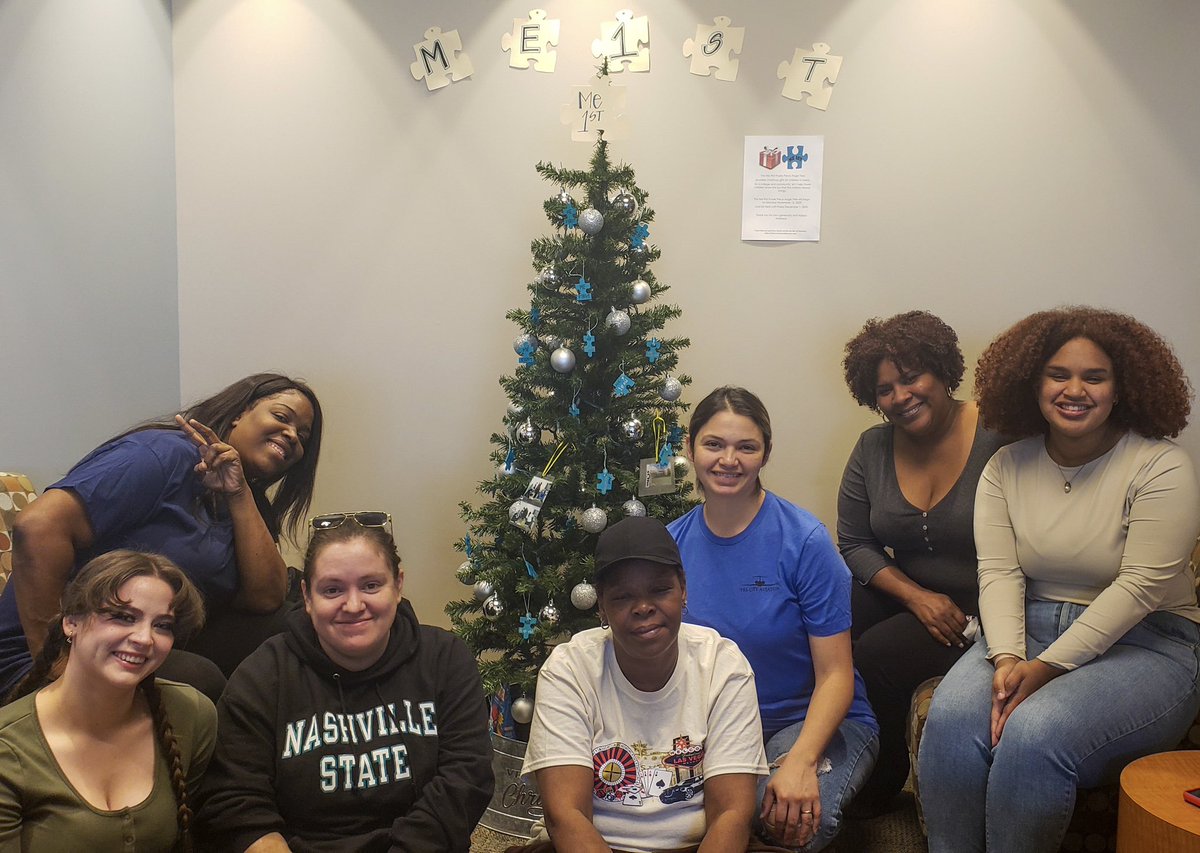 NashvilleState's tweet image. No matter what form it takes -- a blueprint, a guide, or a mentor -- we all need a little help sometimes. For first-generation students, help has come from a new Nashville State student organization called “Me 1st.”

More: nscc.edu/news/me-1st-is…

#NashvilleState #FirstGenStudent