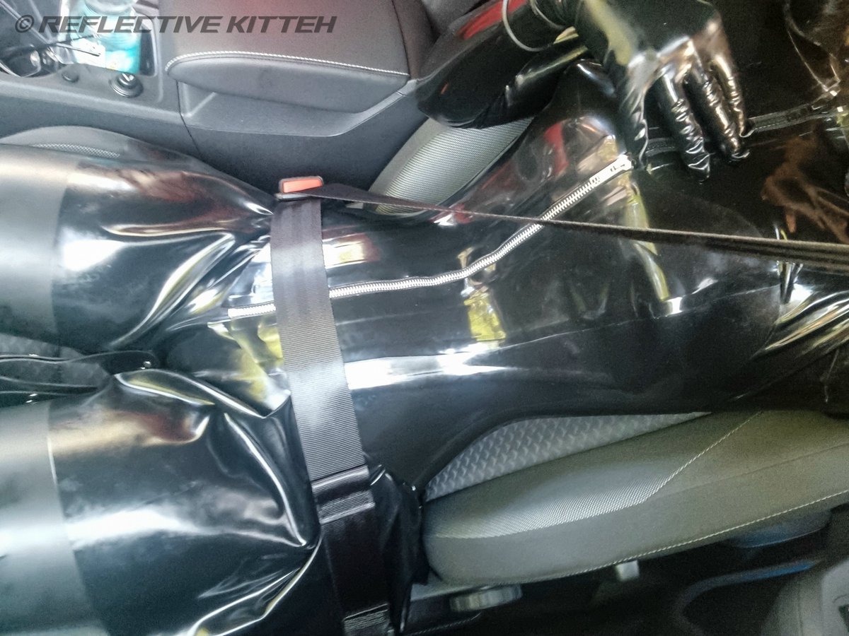 ReflectiveKitte's tweet image. So back when I was traveling around a bit, I sat a lot of times like this in ze car. Not the most comfy rides, but nevertheless strangely satisfying &amp;gt;.&amp;gt;

#latex #rubber #corset