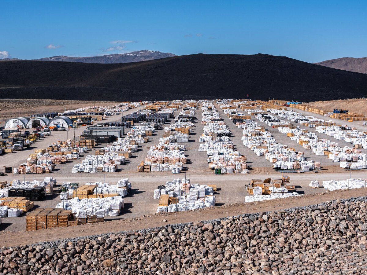 Tesla co-founder JB Straubel has built an EV-battery colossus in the scrublands of Nevada. He spent the day giving me the first look at everything @redwoodmat has been building. 

It starts with *30 acres* of old batteries headed headed for recycling 🧵