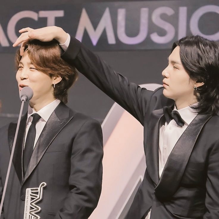 yoonminspace's tweet photo. Seja entrevista, conteúdo gravado ou premiações, Jimin e Yoongi estarão sempre juntos e eu posso provar (um fio #yoonmin) https://t.co/pDEJv99uI7