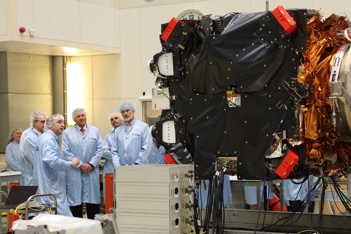 🇳🇱 El Rey y el Rey Guillermo de los Países Bajos visitan el Centro de Pruebas del Centro Europeo de Investigación y Tecnología Espacial de la Agencia Europea Espacial (ESA-ESTEC) ubicado en Noordwijk (Países Bajos). ➡️casareal.es/ES/Actividades…