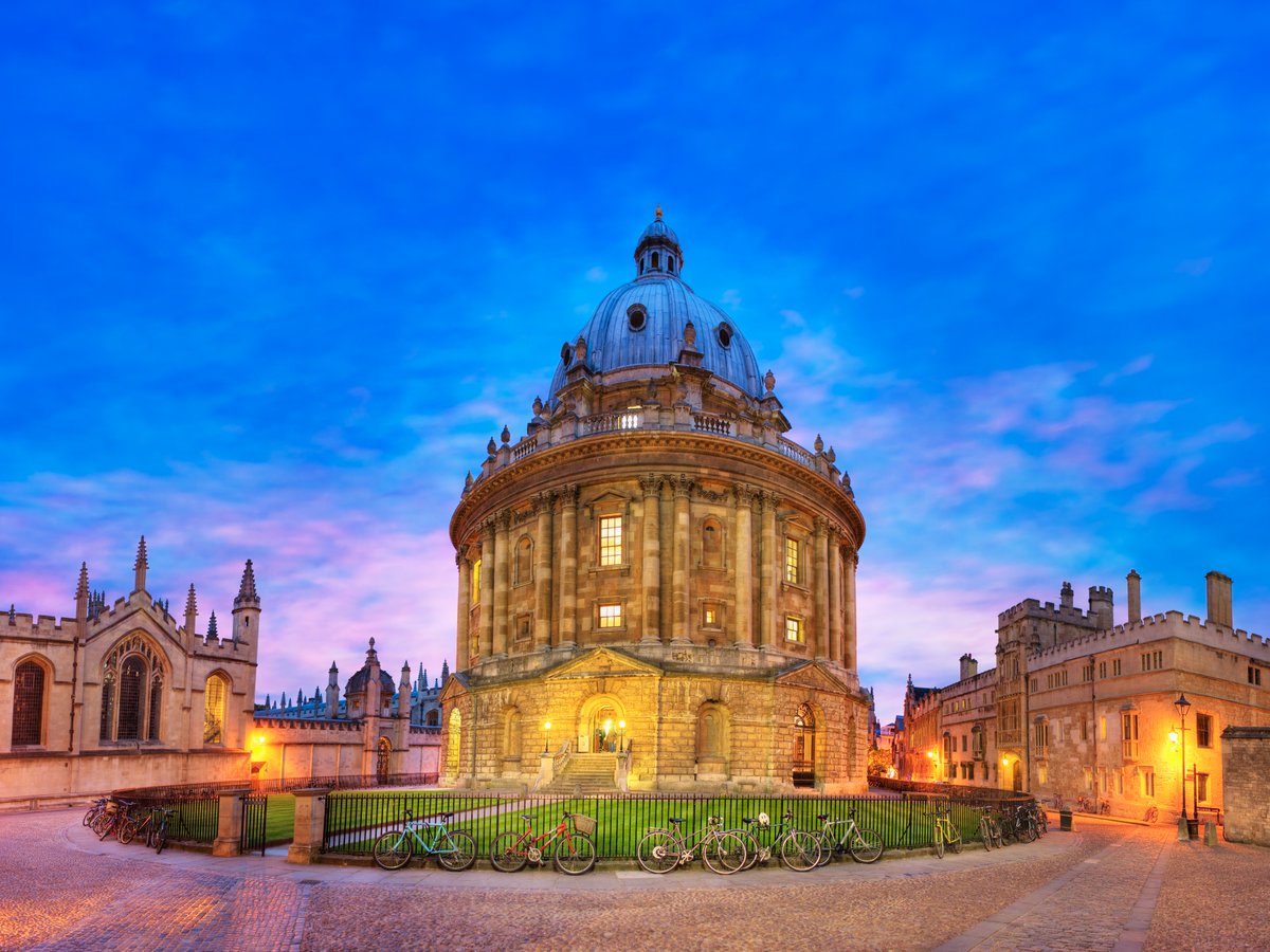 This historic city is home to a prestigious university, one of the oldest libraries in the world and stunning architecture 📚🏰🎓 Visit #Oxford: bit.ly/3W0pz7M