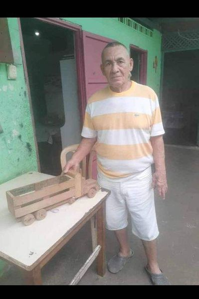 Lorenzo Vásquez Romero de 68 años de oficio pescador ,fue asesinado de múltiples puñaladas en Güiria, municipio Valdez del estado Sucre. La víctima fue localizado sin vida por su esposa, en el piso de la cocina de su residencia, en medio de un charco de sangre. Funcionarios del…