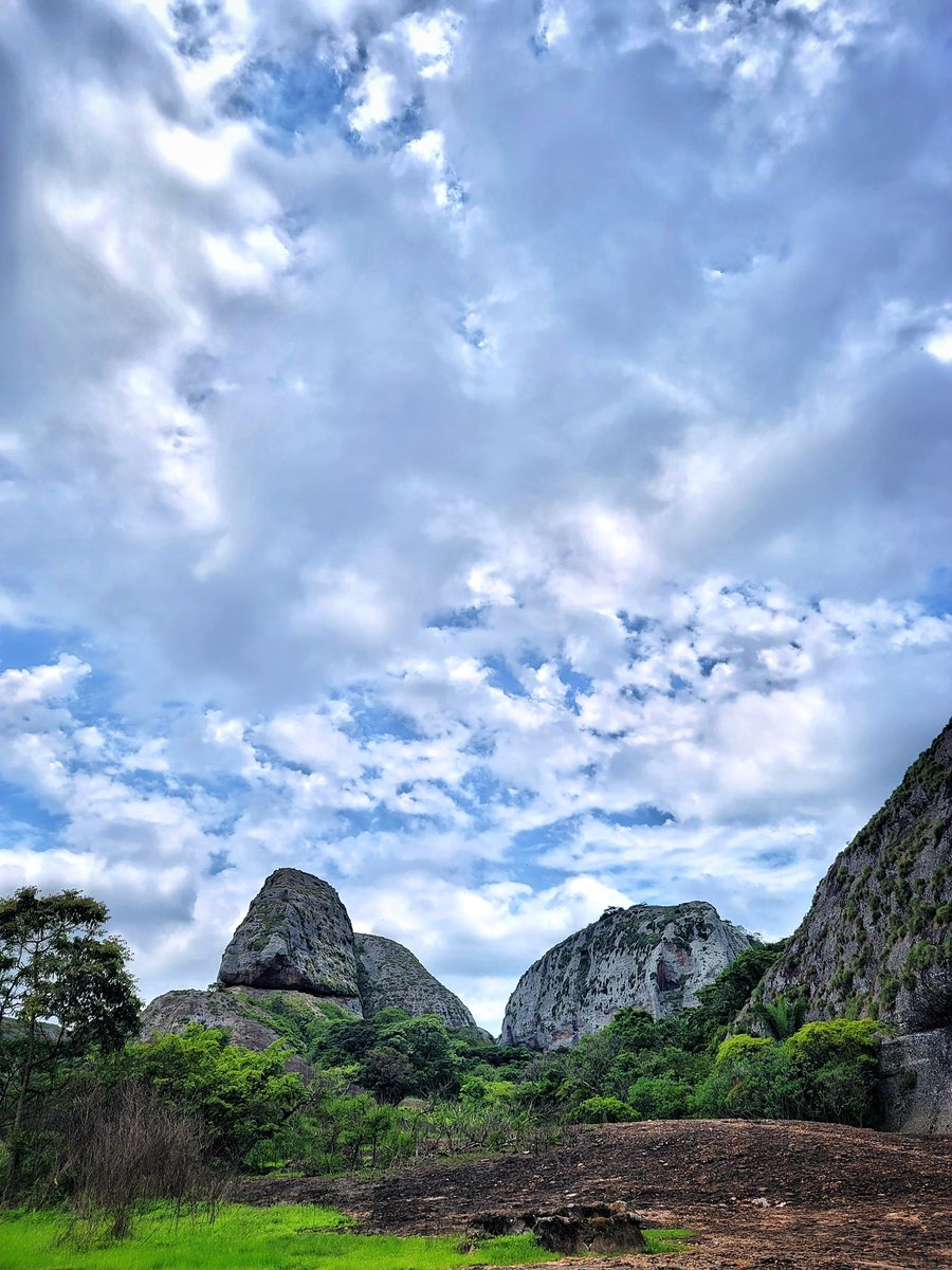 viewsofangola's tweet photo. As Pedras Negras, para além de serem um enigma geológico e por fazerem parte de uma história avassaladora, possuem uma característica pertinente: dentre elas há uma pedra com características genitais femeninas - daí o nome "Pedra da Mulher".
__
📷📝: @alkhemy.zavua📍Malanje https://t.co/DeJlgPOagp