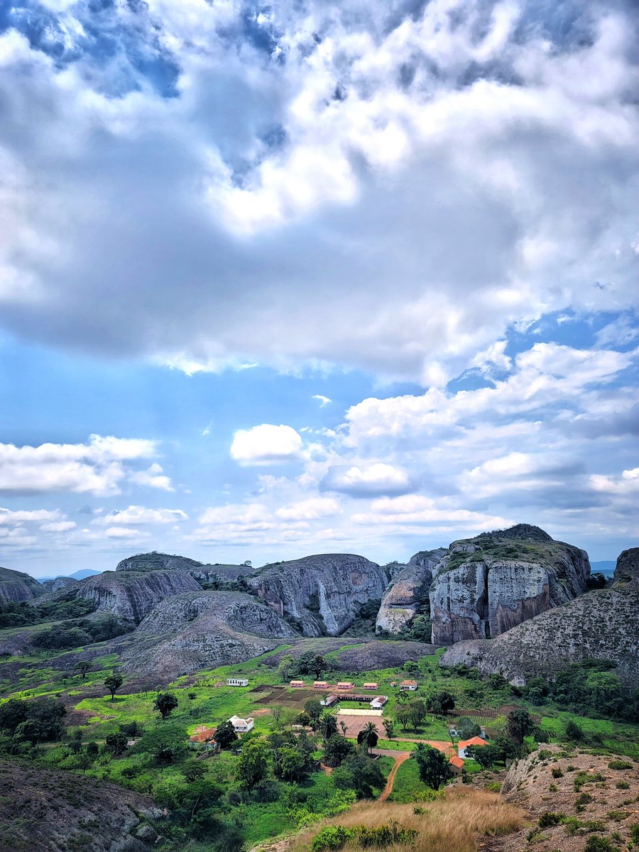 viewsofangola's tweet photo. As Pedras Negras, para além de serem um enigma geológico e por fazerem parte de uma história avassaladora, possuem uma característica pertinente: dentre elas há uma pedra com características genitais femeninas - daí o nome "Pedra da Mulher".
__
📷📝: @alkhemy.zavua📍Malanje https://t.co/DeJlgPOagp