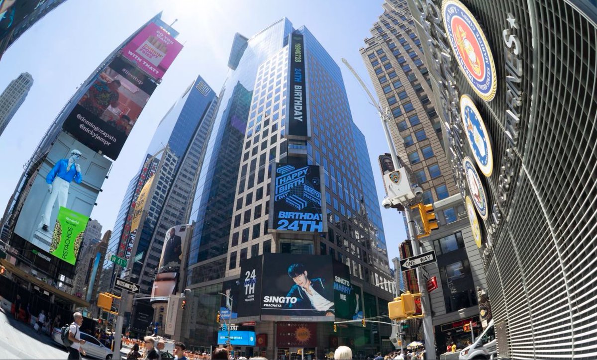 New York Time Square KristSingto เคยขึ้นกันมาแล้วนะ แค่คิดว่าขึ้นคู่ก็เขินละ #คริสสิงโต