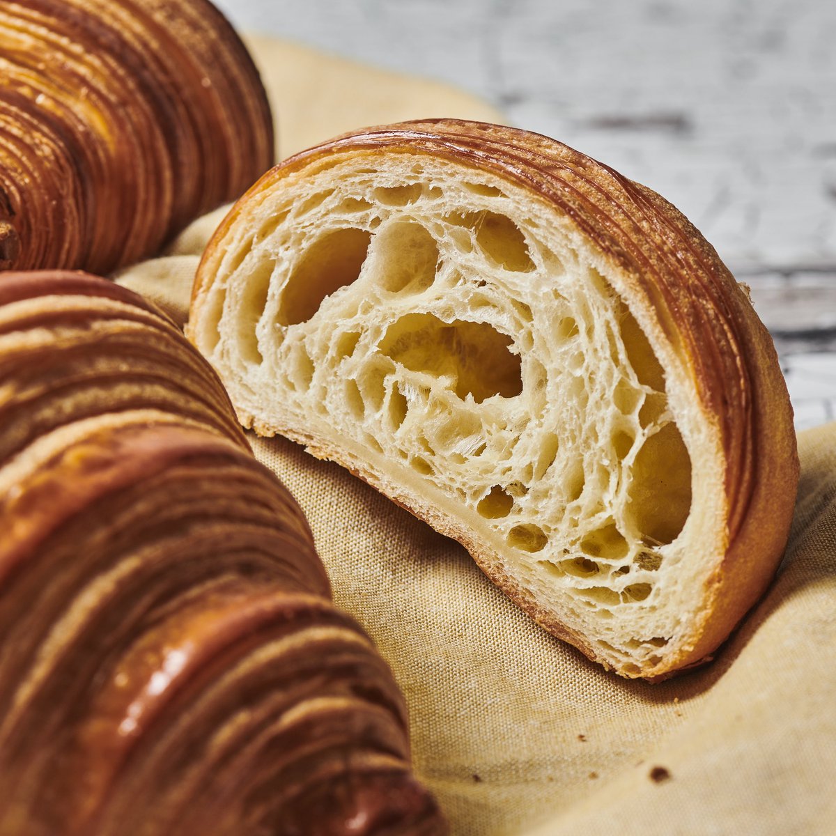 Une envie de croissant pour le goûter ? 🥐

Aériens, texturés, dorés et croustillants, mes croissants au beurre reposent sur une longue fermentation lactique, diffusant tous les arômes de manière plus intense 🥰

Ils sont à mi-chemin entre la texture feuilletée et briochée 😋