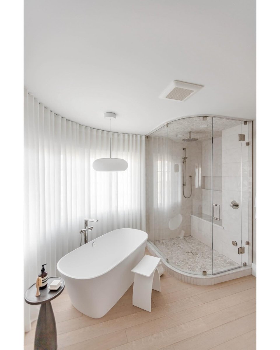 OakvilleKitchen's tweet photo. Featuring a custom
@niagaraartcraft
vanity with a marble countertop, a gorgeous custom curved steam shower, engineered white oak flooring and a luxurious
@Vanda_Baths
free standing bathtub.

@QuartzCo
@HouseOfRohl
@sstileandstone
#ContinentalGlass https://t.co/zQ4ex7iTV5