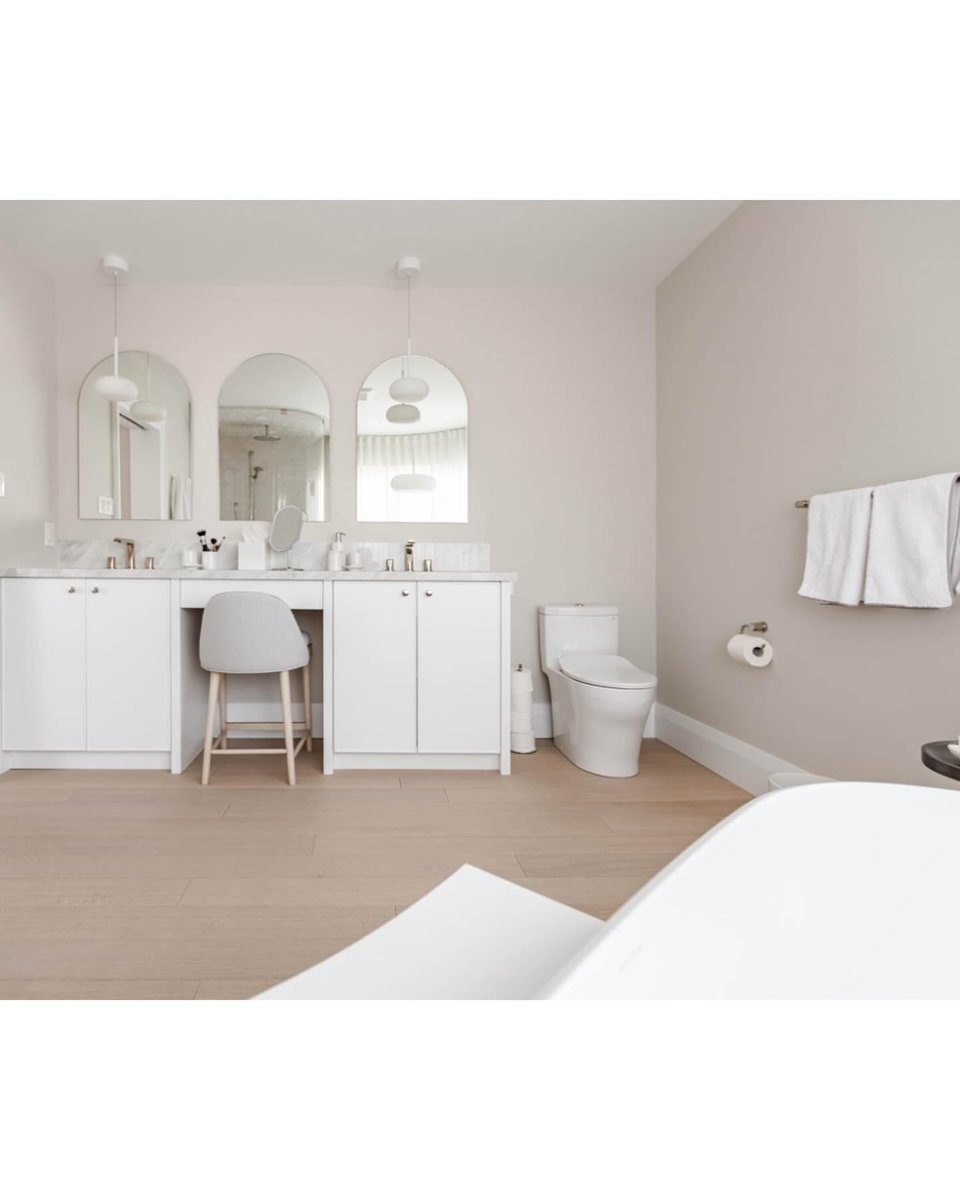 OakvilleKitchen's tweet photo. Featuring a custom
@niagaraartcraft
vanity with a marble countertop, a gorgeous custom curved steam shower, engineered white oak flooring and a luxurious
@Vanda_Baths
free standing bathtub.

@QuartzCo
@HouseOfRohl
@sstileandstone
#ContinentalGlass https://t.co/zQ4ex7iTV5