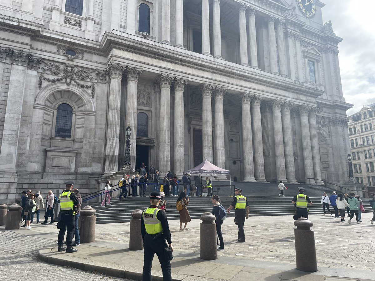 Our #ProjectServator deployments can happen anywhere and at any time, including at @StPaulsLondon during #WorldHeritageDay2024 We use a range of police resources including uniformed and plain clothes officers and CCTV to disrupt a range of criminal activity and keep you safe.