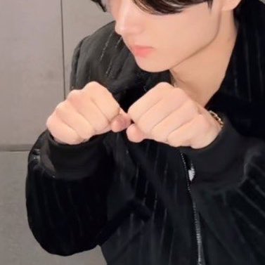 jongseongsfilm's tweet photo. black kitten paws 🐾 https://t.co/PjFadCNaAk