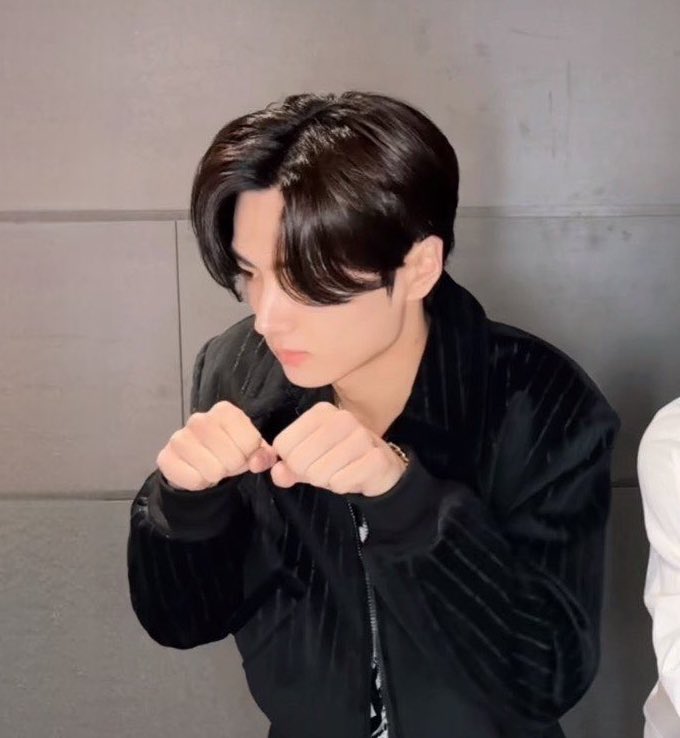 jongseongsfilm's tweet photo. black kitten paws 🐾 https://t.co/PjFadCNaAk