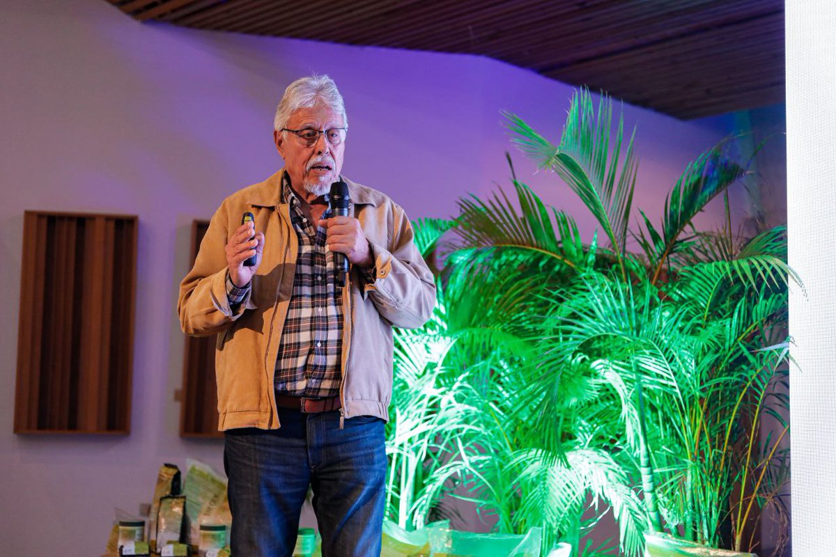 #Ahora | Autoridades del Mincyt sostienen reunión con directores de las Áreas de Salud Integral Comunitarias (ASIC) del estado Miranda en la Fundación Instituto de Estudios Avanzados (IDEA), para evaluar situación del dengue en los cinco ejes de la región.

Hilo 🧵
#BloqueoCero