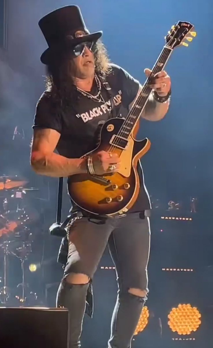 2BrSlashFans's tweet photo. That is the Gibson Slash Les Paul Standard November Burst, right? 04/12/2024, K.B. Hallen - Denmark, Copenhagen. #Slash #MylesKennedy #TheConspirators #SMKC #Denmark #Copenhagen #KBHallen https://t.co/7I9C7v5N0W
