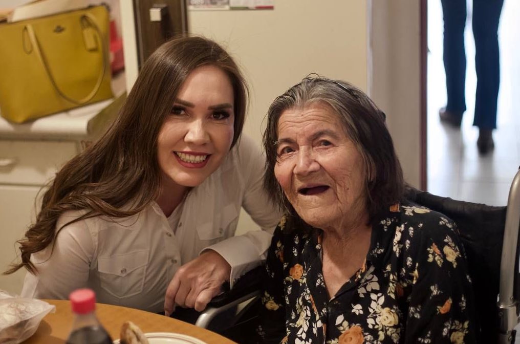 SoniaFloresArc1's tweet photo. Hubo unos minutos para visitar a mi abuelita. 💛🥰

Gracias por recargarme de fuerzas y amor. ¡A seguir caminando! 👏🏼 https://t.co/gxjvw7Ceoo