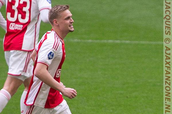 AjaxFanzoneNL's tweet photo. Kenneth Taylor is bezig aan zijn laatste weken bij Ajax. Dat meldt althans Wilfred Genee. Volgens hem is het voor de hand liggend dat Taylor de deur achter zich dicht trekt en de club verlaat deze zomer. #ajax #taylor #veronicainside
https://t.co/Nqv2RKTdpT https://t.co/FIUmlmPZpt