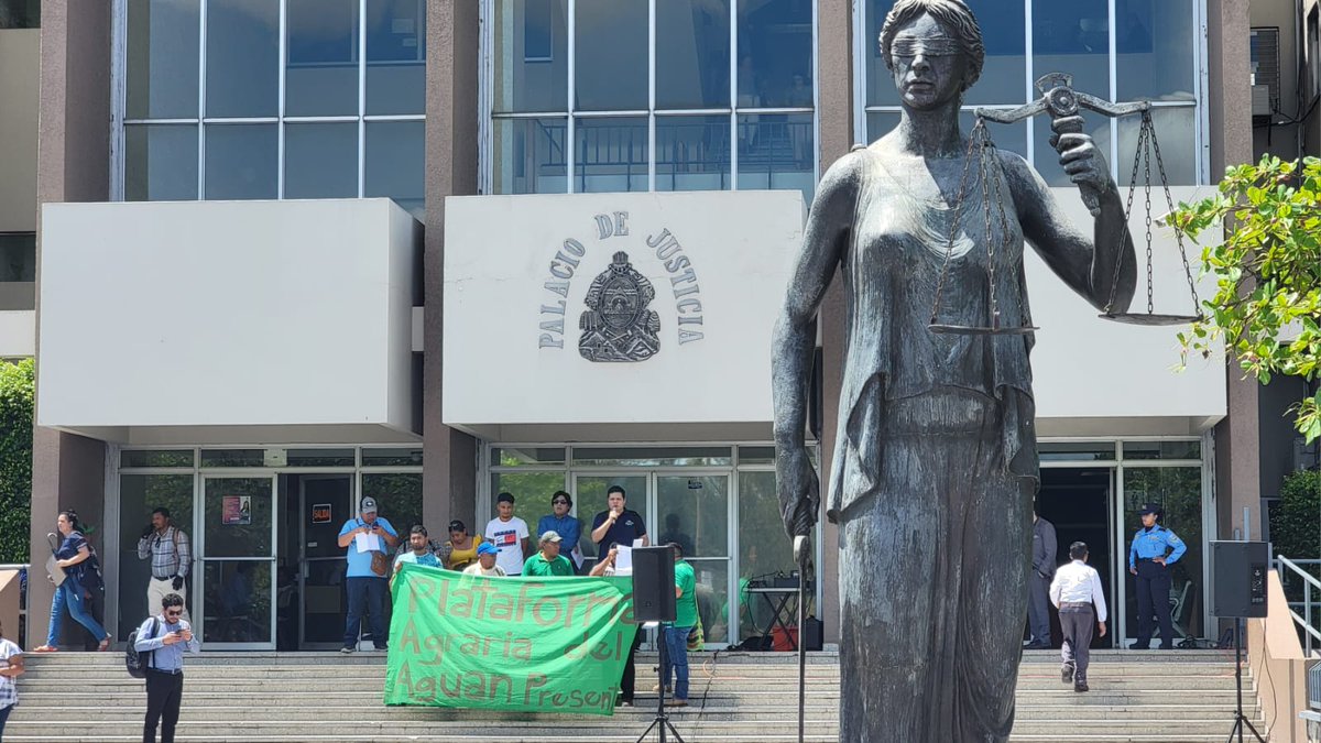 #OACNUDH acompañó ayer a organizaciones campesinas, indígenas y territoriales quienes, en marco del Día Internacional de la Lucha Campesina, en conferencia de prensa ante la Corte Suprema de Justicia exigieron que se les garantice el acceso a la tierra y territorios ancestrales.