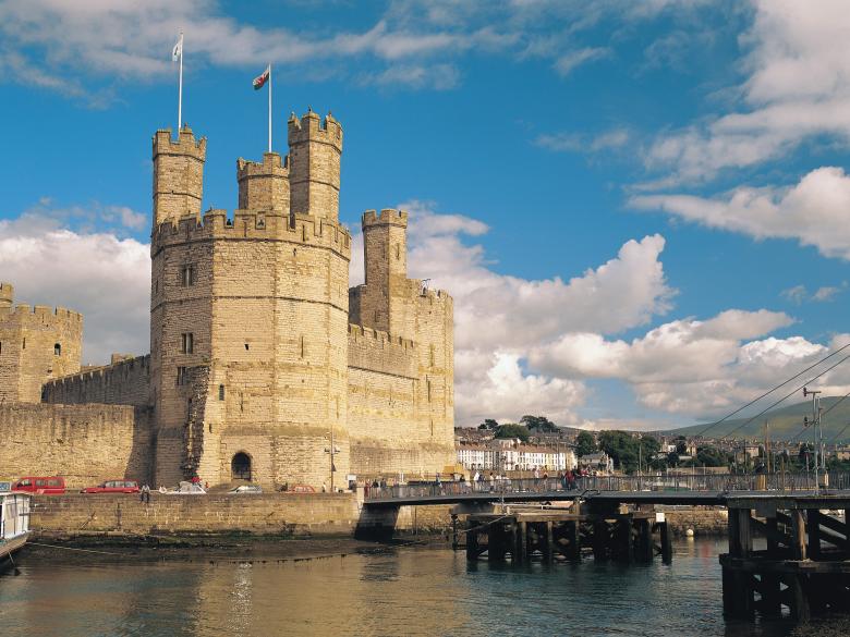 visitwales's tweet photo. Happy #WorldHeritageDay! To celebrate, please enjoy this delightful selection of #welshcastles. Did you know there are over 600 castles in Wales? #castlefacts 🏰🏴 #Beaumaris #Cardiff #Laugharne #Caernarfon https://t.co/wf3qavYhZA