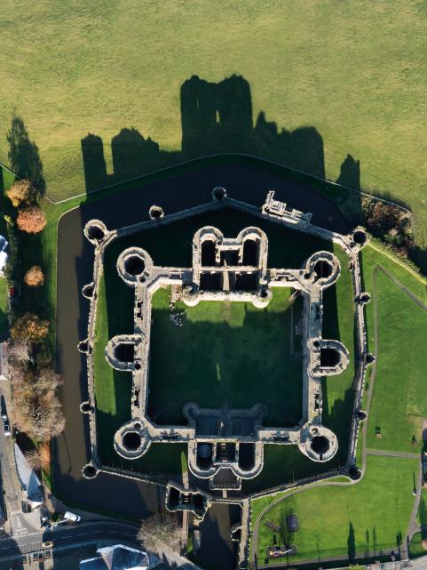 visitwales's tweet photo. Happy #WorldHeritageDay! To celebrate, please enjoy this delightful selection of #welshcastles. Did you know there are over 600 castles in Wales? #castlefacts 🏰🏴 #Beaumaris #Cardiff #Laugharne #Caernarfon https://t.co/wf3qavYhZA