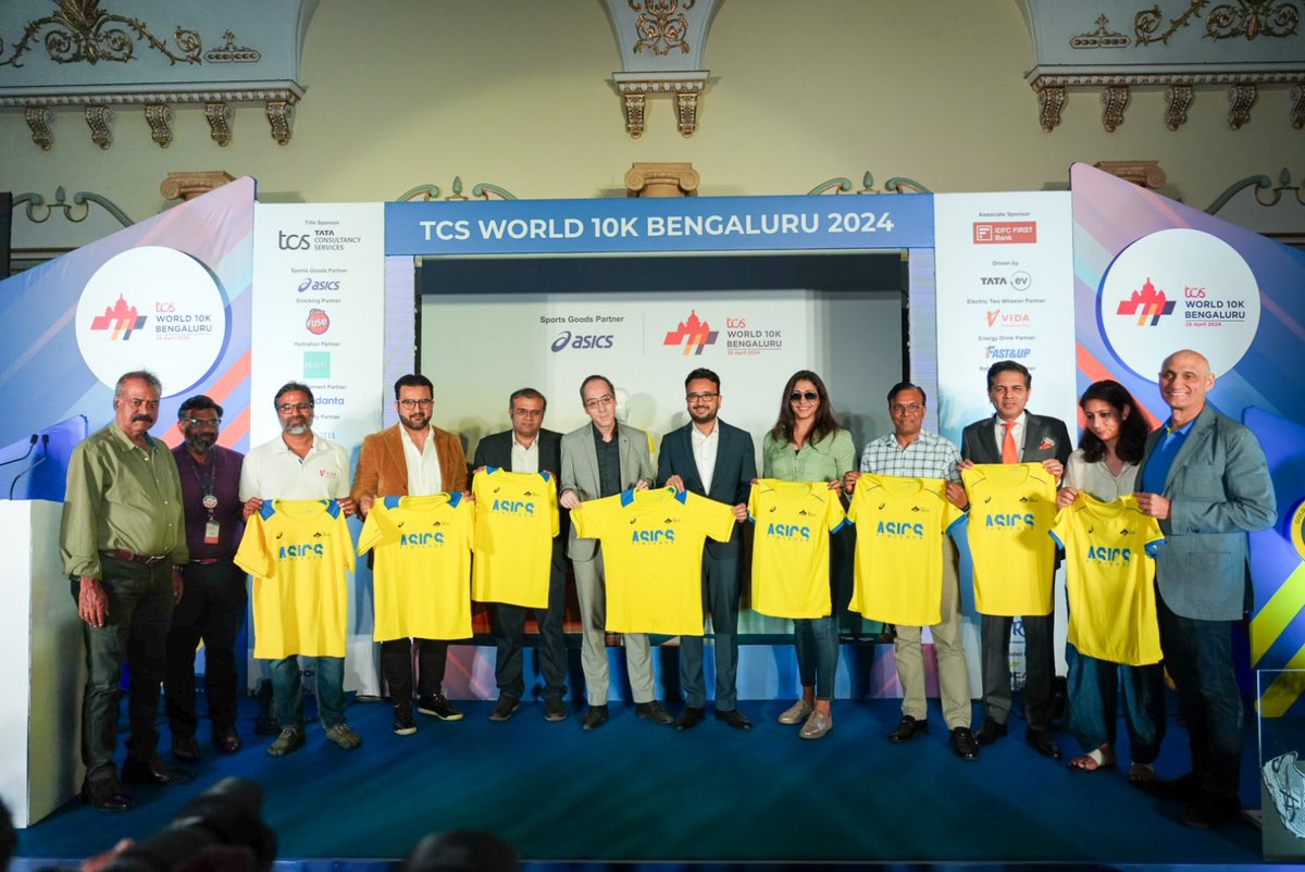 Get ready to cross the finish line in style! 🏁 The ASICS Finishers Tee for TCS World 10K Bengaluru 2024 Race Day has been unveiled by our esteemed dignitaries. Join us for an unforgettable run through the heart of Bengaluru! #TCSW10K #EndendiguBengaluru 📍: @ITCHotels