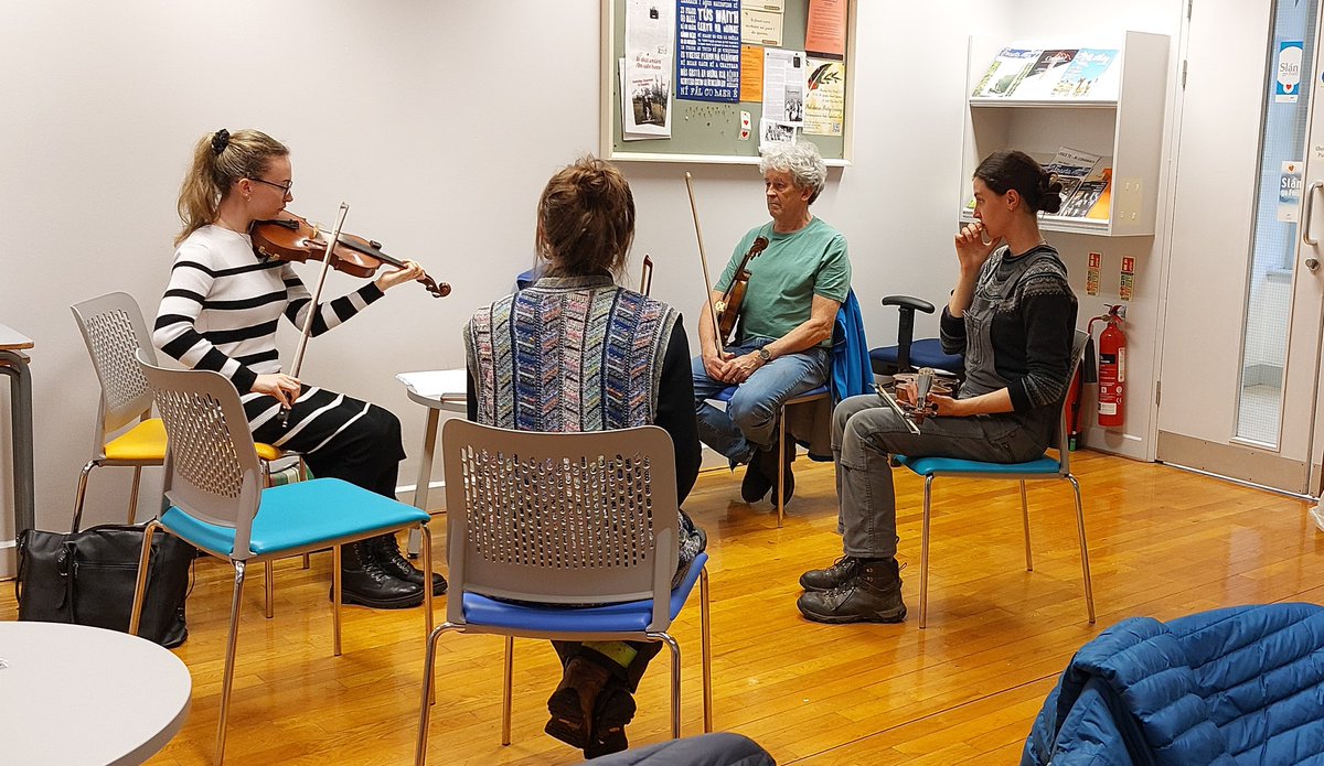 Pictiúirí ón gCeardlann Chonsairtín le Gobnait Ní Chadhlaigh is ón gCeardlann Fhidle le hAisling Ní Chléirigh a bhí ar siúl sa Seomra Caidrimh le déanaí. Ár mbuíochas leis an nDr. Caitríona Breathnach as na ceardlanna ceoil seo a eagrú mar chuid den @learning_fest .