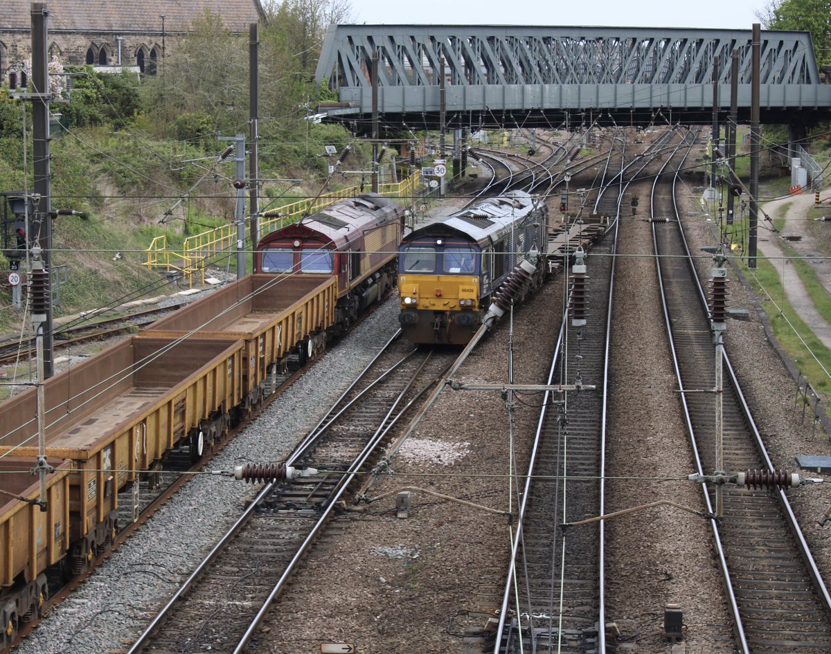 #ShedWatch ing at York, 18.4.24
66111 6N06 Doncaster Up Decoy- York Engineers Yard is met by 66426 4Z70 Carlisle Kingmoor TMD to Doncaster Works Wagon Shops.