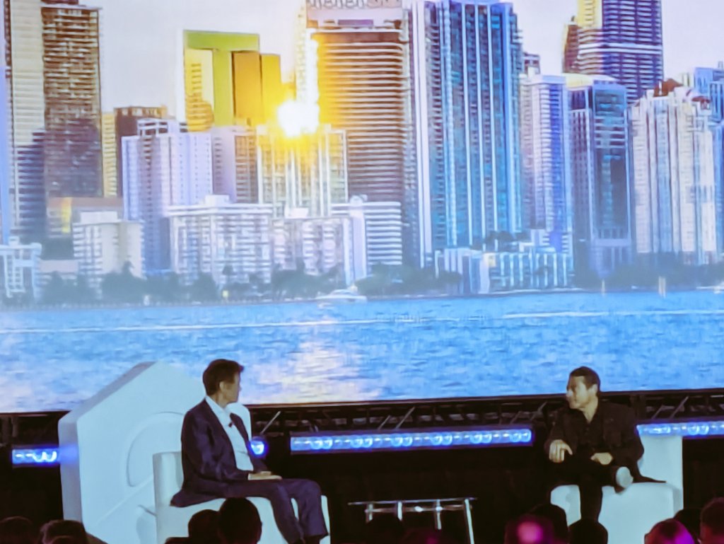 Packed firechat between @PeterDiamandis and @DrOz  at @eMergeAmericas main stage, topics discussed are the age of AI-driven abundance, AI-assisted 3D-printing, blockchain to address #deepfakes, BTC for asset holding, decentralized #gigeconomy and the 5-year game we are in