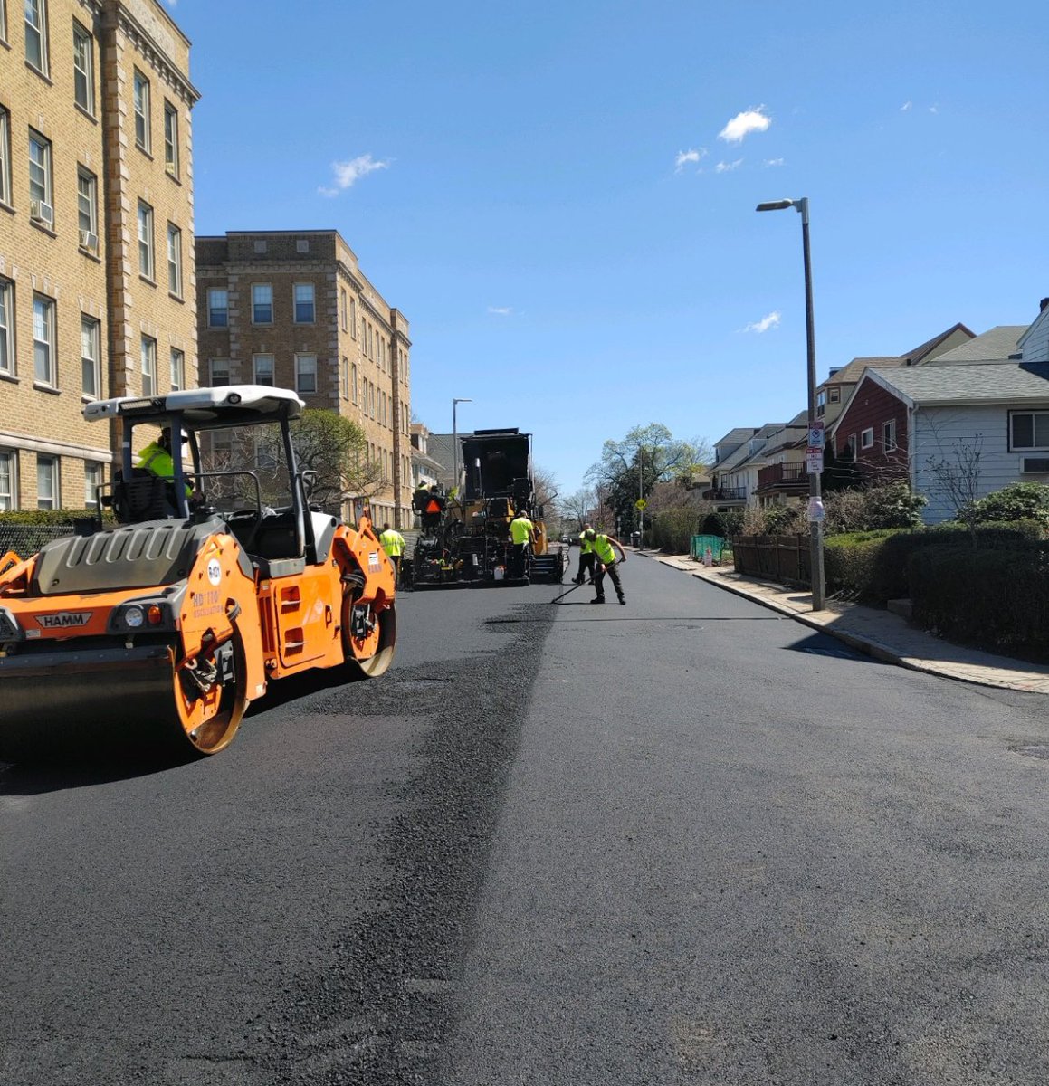 With construction season in full swing, crews are busy road milling Salem St. in the #NorthEnd & resurfacing Perkins St. in #JamaicaPlain. To learn more about the 4 phases in the resurfacing process: youtu.be/B5fdQvF_ifM?si…