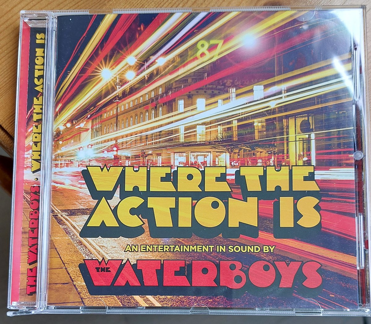 Nog zo 'n fijn album #WhereTheActionIs van de #Waterboys in @nachtplaten 😎🎸#wheretheActionis