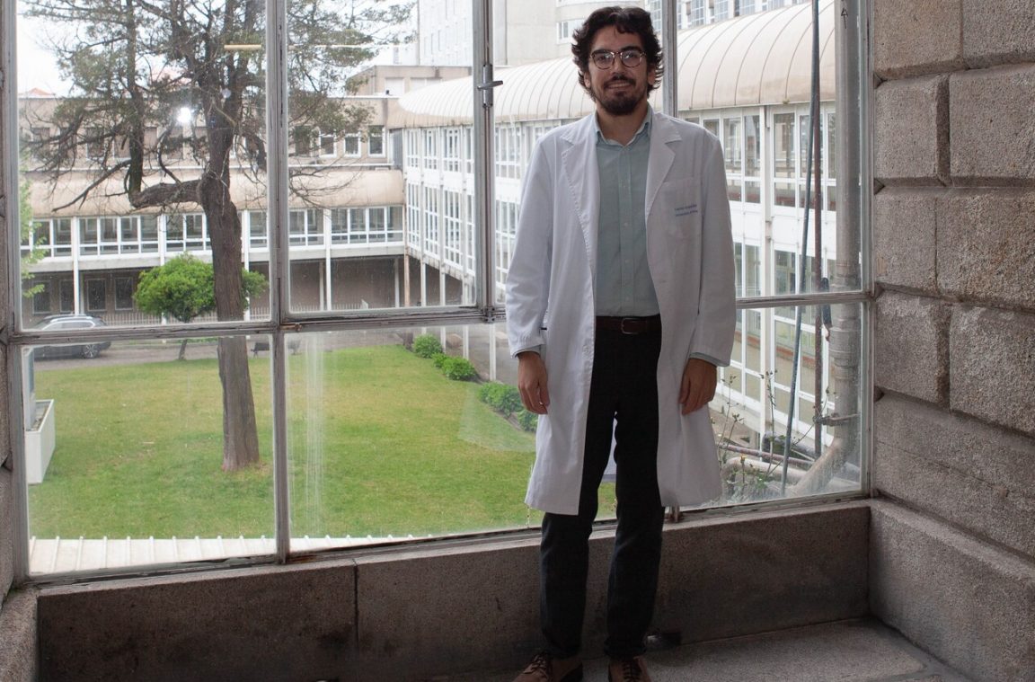 bialfoundation's tweet photo. The Nuno Grande Doctoral Scholarship 2023 winner is João Moura🏆 intern in Neurology at the Centro Hospitalar Universitário de Santo António and a student in the doctoral programme in Medical Sciences at @ICBAS_UPorto.
The #BDNG is a partnership between Professor Nuno Grande's family, #ICBAS, and the #BIALFoundation.
Learn more about the winning #PhD project here 👉 https://t.co/xtk0oV5HD4
📷 DR
#BIALFoundation30Years