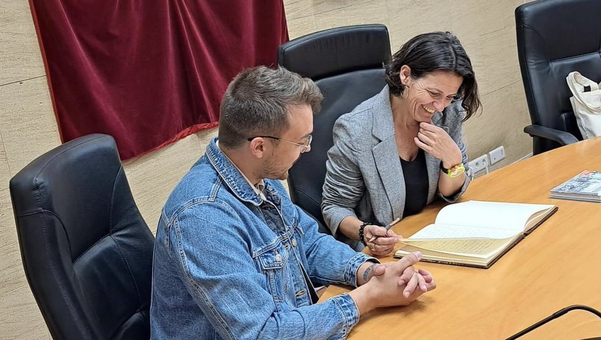 ERCAnoia's tweet photo. La Directora General de Turisme de @gencat, @MartaDomenech1, acompanyada per l’Alcalde @RClaravalls visita el 🦎 @CRARC_Masquefa seguit de la signatura al llibre d’honors a l’Ajuntament
#Masquefa #TurismeCAT #GuanyaCatalunya https://t.co/BY4v89h7GA