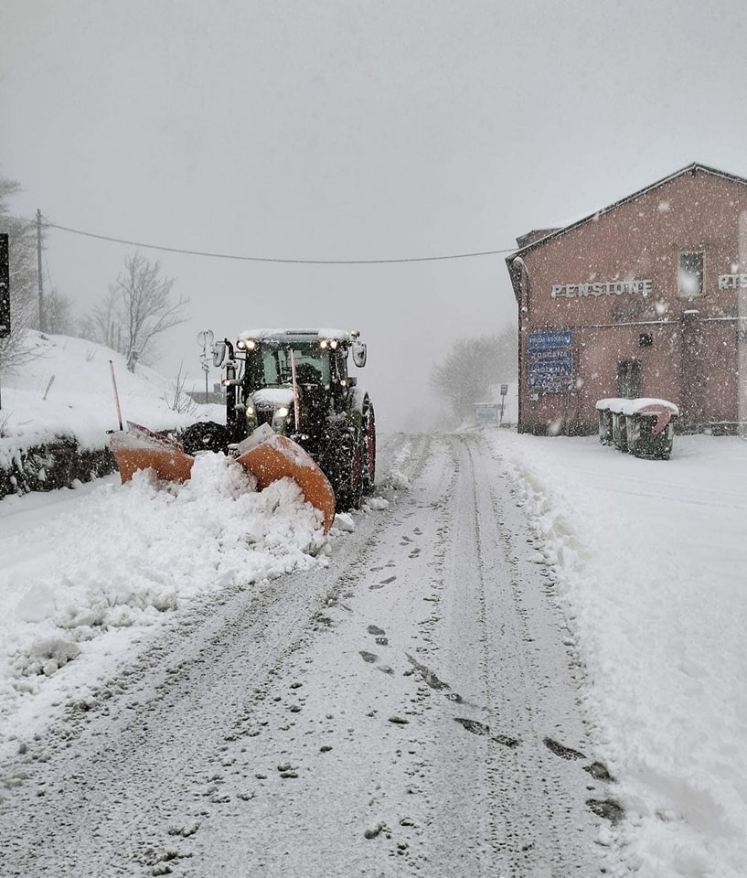 Come previsto è tornata la neve sull'Appennino. Qui siamo al Passo delle Radici tra Toscana ed Emilia Romagna. Nelle prossime ore nevicherà anche sull'Appennino centrale sopra i 1.000 metri e domani toccherà all'Appennino meridionale sopra i 1.200 metri. E non è finita qui. Altra…