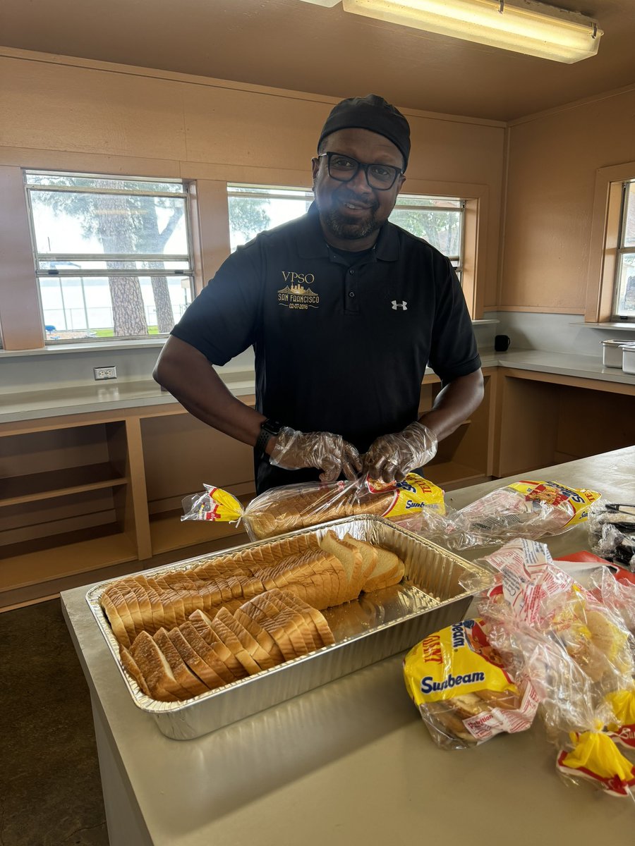 HCSO_VCD's tweet photo. Today, Sheriff Ed Gonzalez and the Harris County Sheriff's Office hosted the first annual Retiree BBQ Event to honor and thank retirees for their service and sacrifices to protect Harris County residents. Our department did all the cooking! #HCSOProud https://t.co/JbImUlkyxV