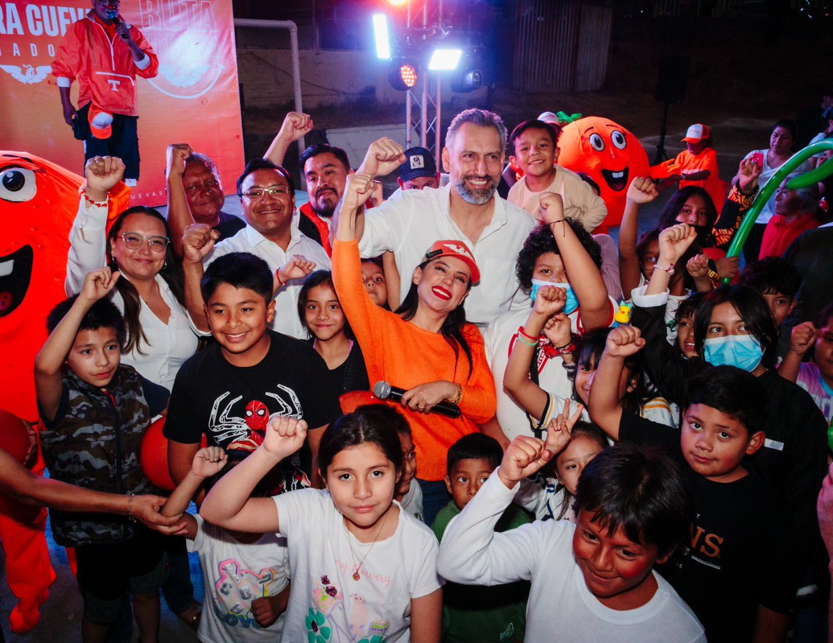 ¡Anoche la #RutaNaranja hizo su escala de alegría en la #MagdalenaContreras! Cumpliendo su función principal de llevar felicidad a las familias de las 16 alcaldías de la #CiudadDeMéxico. ¡Orgullosa por el cariño que me expresaron, en especial niñas y niños! #SandraCuevasSenadora