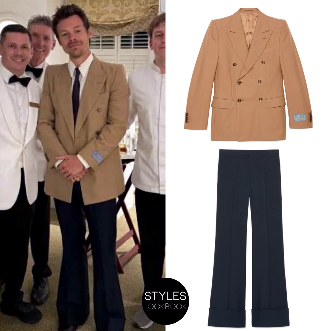 In a recent picture with fans, Harry is seen wearing a @gucci herringbone jacket ($3,980) and drill flared trousers ($1,150) from their HA HA HA collection. 🔗 styleslookbook.com/post/748111383… 📸 @starryyhaze