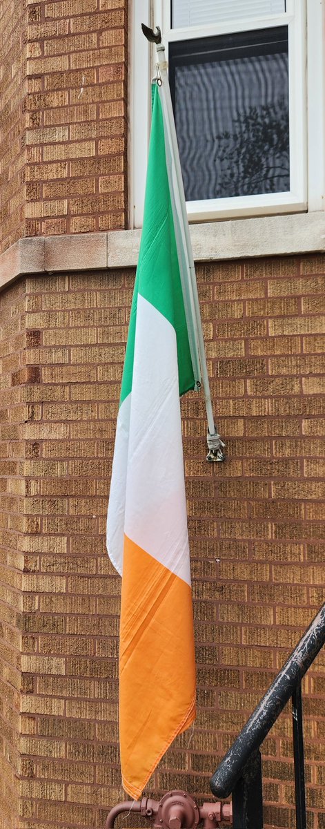 Today's front #flagoftheday is the Republic of Ireland 🇮🇪   (Poblacht na hÉireann), flying for the anniversary of The Republic of Ireland Act 1948 coming into force on this date in 1949.  It declared Ireland a Republic and severed the last ties with the United Kingdom.