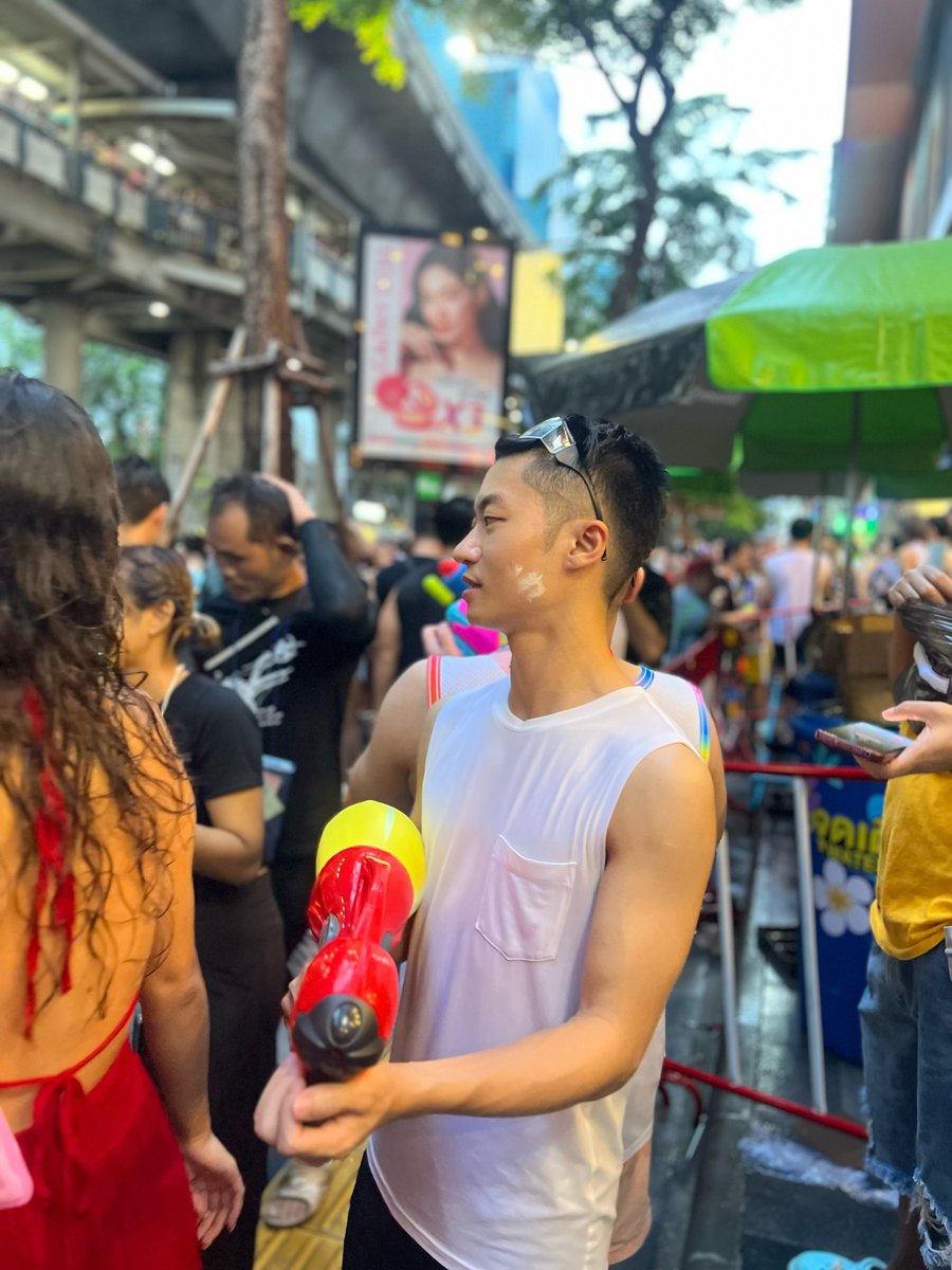 loren_yang_'s tweet photo. 在泰國潑水節彷彿見到全世界的同志🌈，重啟推特！ https://t.co/1n3I5vFxmy