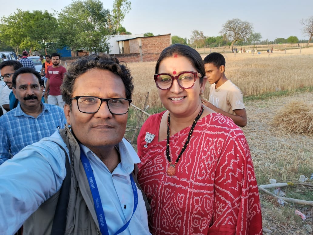 Look who I bumped into, while covering elections in UP. @smritiirani was surprised to see me in Amethi. She knows about my work and was introducing me to the villagers, as the senior-most photographer in Delhi. @MandhaniApoorva and I have been traveling in UP for @ThePrintIndia