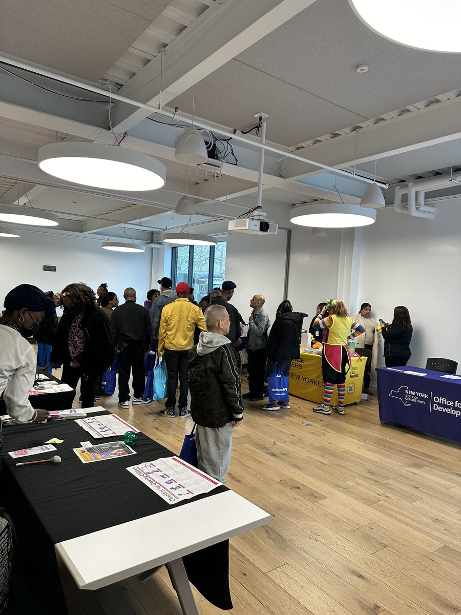 jamaaltbailey's tweet photo. Yesterday the #BaileyBunch participated in the Autism Awareness Resource Fair at the Northeast Bronx YMCA presented by @nychealthsystem and @metroplushealth. Thank you to all the participants for providing these essential resources to support individuals on the autism spectrum. https://t.co/1W1LUwidqJ
