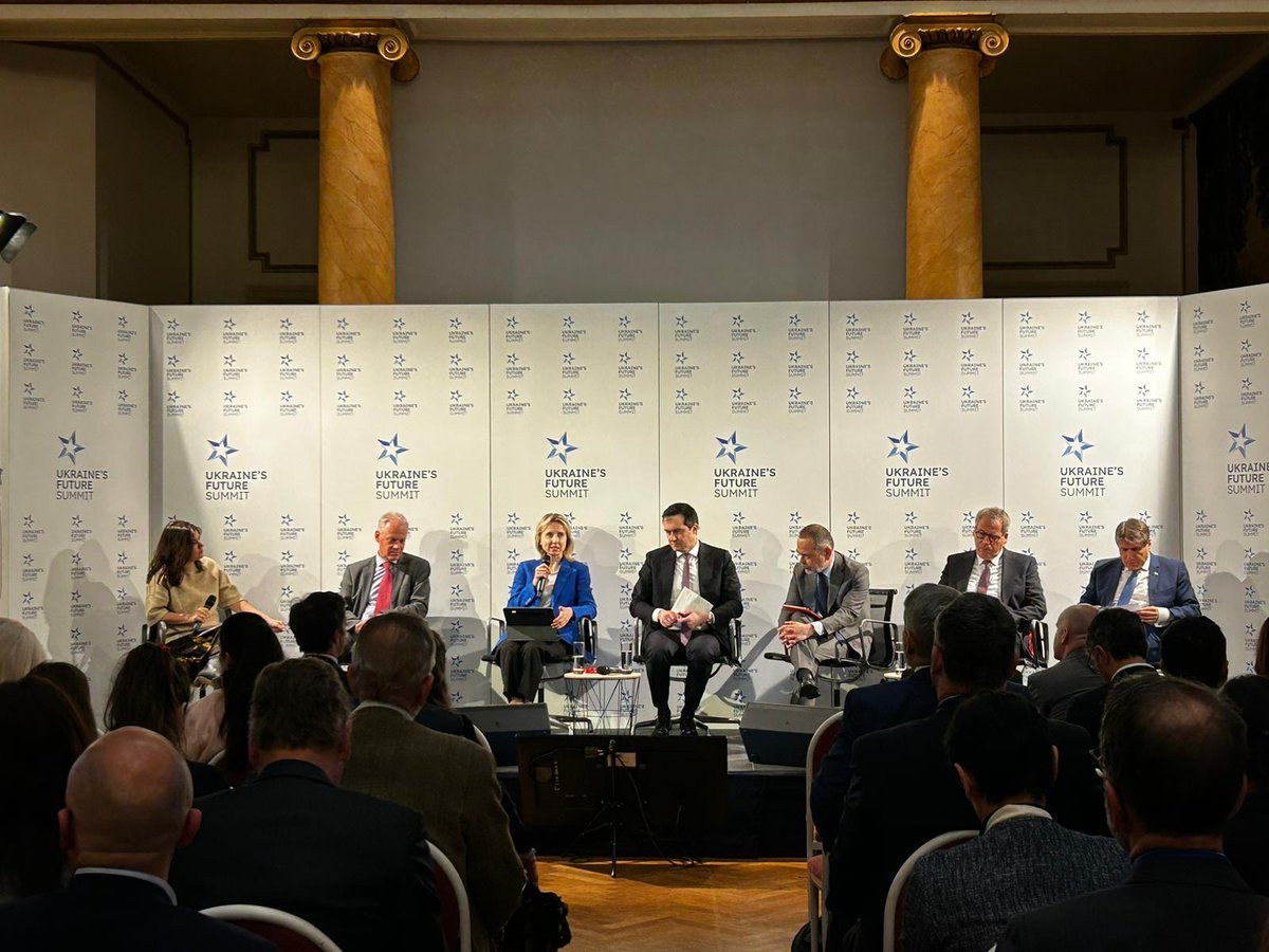 Today at @ebsummiteurope, VP @TeresaCzerwnska highlighted the private sector's key role in rebuilding Ukraine's economy. Jointly w/@EU_Commission, EIB Group supports private sector with funding, guarantees & advisory services, all with focus on #SMEs, the backbone of 🇺🇦 economy.