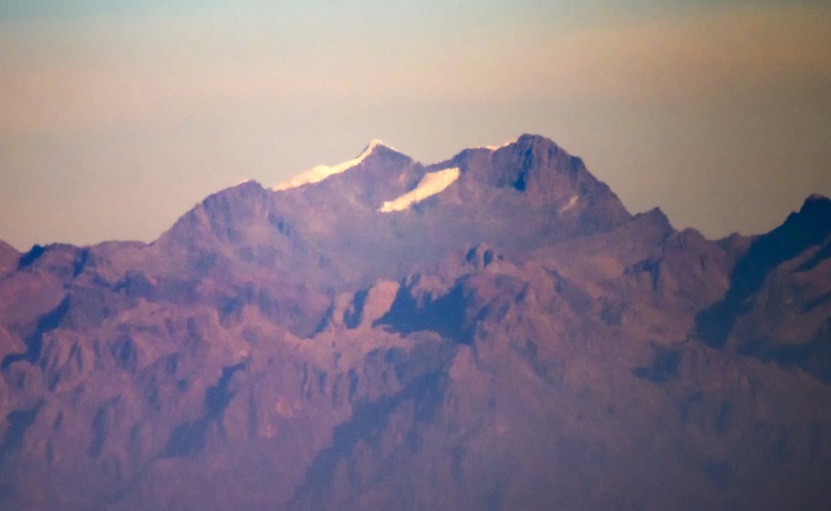 Estos son los picos nevados de la Sierra Nevada de Santa Marta, vistos desde el sistema montañoso de la Serranía del Perijá, muy cerca del Cerro Pintado y de la frontera colombiana con Venezuela. La fotografía fue tomada más o menos a 97 Km de la SNSM. @roperoaventuras