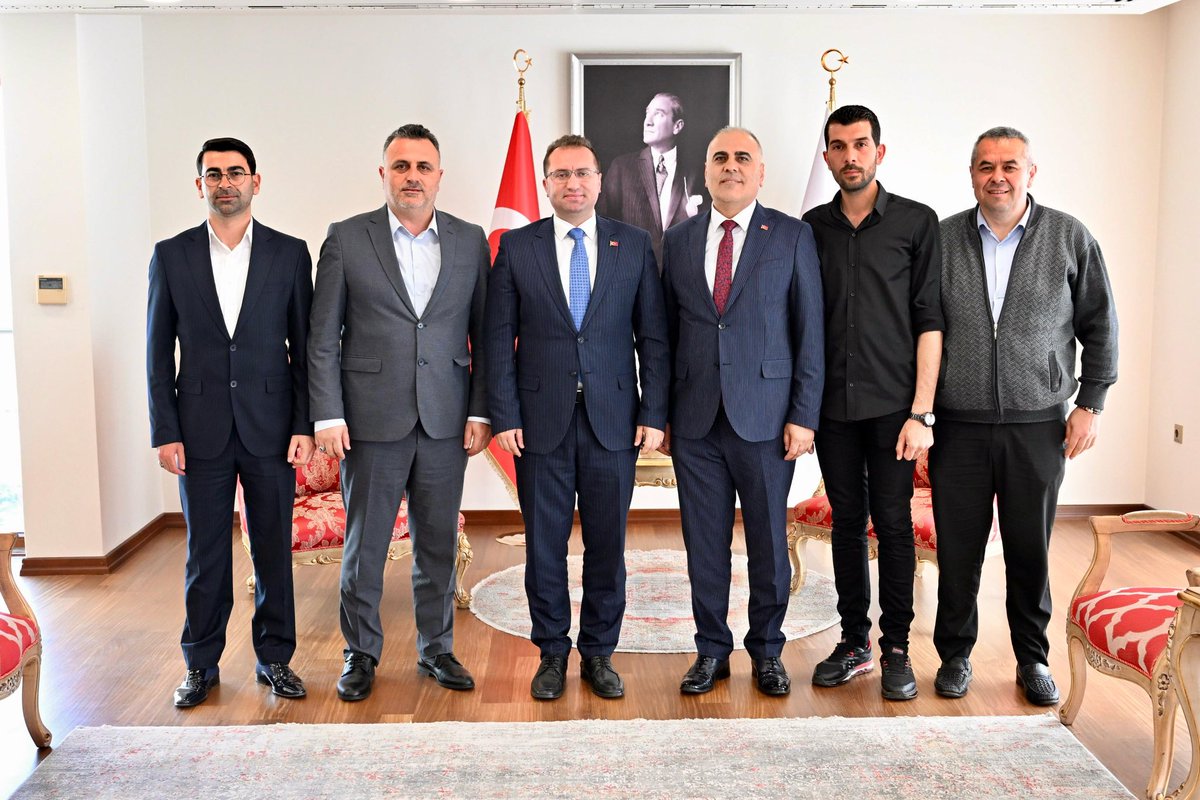 Hizmet-İş Sendikası İstanbul 2 Nolu Şube Başkanı Abdullah Kaya ve ekibini belediyemizde ağırladık. Kendilerine anlamlı hediyeleri ve nazik ziyaretlerinden dolayı teşekkür ederim.