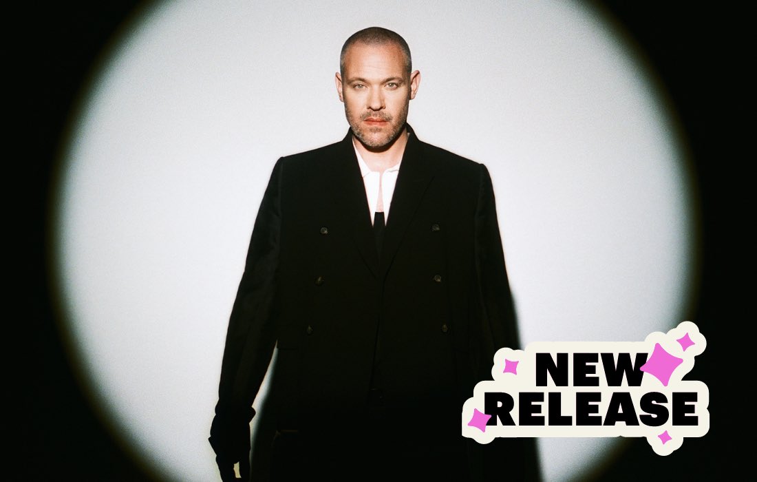 officialcharts's tweet photo. He's back and ready to cause a commotion... 🪩🕺🏻
Will Young (@willyoung) returns with the glittering #FallingDeep today ✨
See this week's #NewMusicFriday round-up in full: https://t.co/pP78nMraK7
#WillYoung https://t.co/JTsoA9USU9
