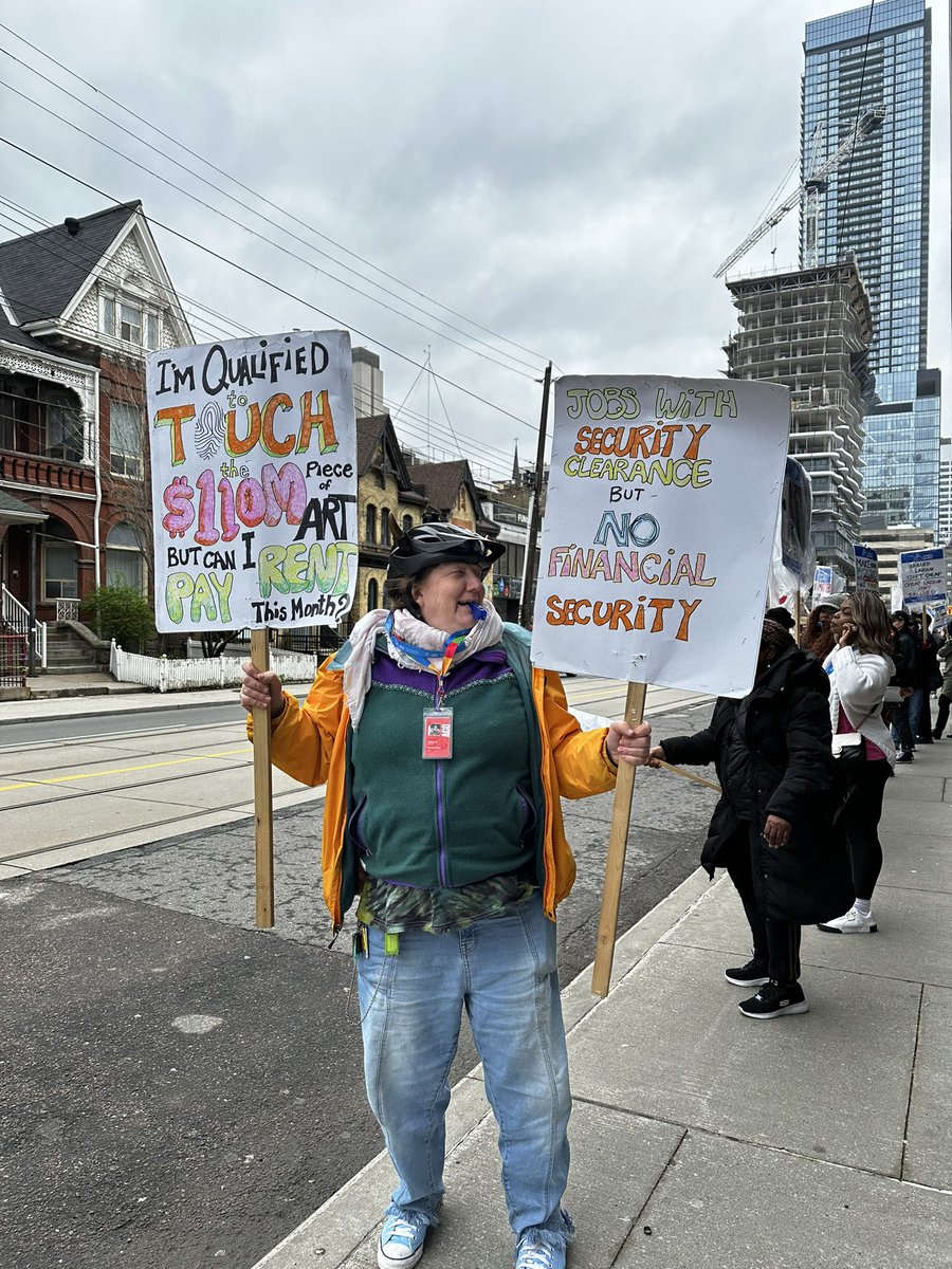 OFLabour's tweet photo. It's a beautiful day to support workers on the picket line 🪧!
Support AGO workers' fight—pledge not to cross their picket line!
Take the pledge: https://t.co/K2NjRJyl8C
#NoDealNoAGO #OnLab #Solidarity https://t.co/dAS7PsawyK