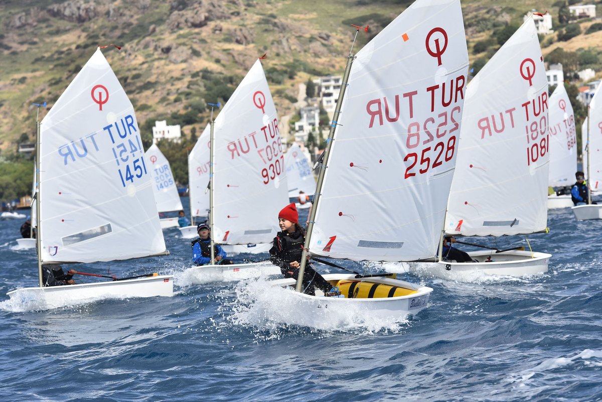 TurkiyeYelken's tweet photo. TYF Yelken Ligi 2. Ayak Optimist Junior sınıfının 3. Gün yarışları! 🌊🙌🏼⛵
#türkiyeyelkenfederasyonu #tyf #tyfyelkenligi #2024türkiyeşampiyonası #optimistjunior #optimistsailing #yalıkavakyelkenkulübü #bodrum #yalıkavak https://t.co/WU795aHqzj