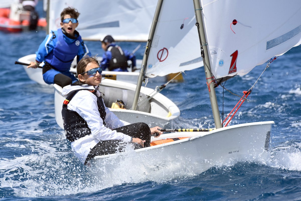 TurkiyeYelken's tweet photo. TYF Yelken Ligi 2. Ayak Optimist Junior sınıfının 3. Gün yarışları! 🌊🙌🏼⛵
#türkiyeyelkenfederasyonu #tyf #tyfyelkenligi #2024türkiyeşampiyonası #optimistjunior #optimistsailing #yalıkavakyelkenkulübü #bodrum #yalıkavak https://t.co/WU795aHqzj