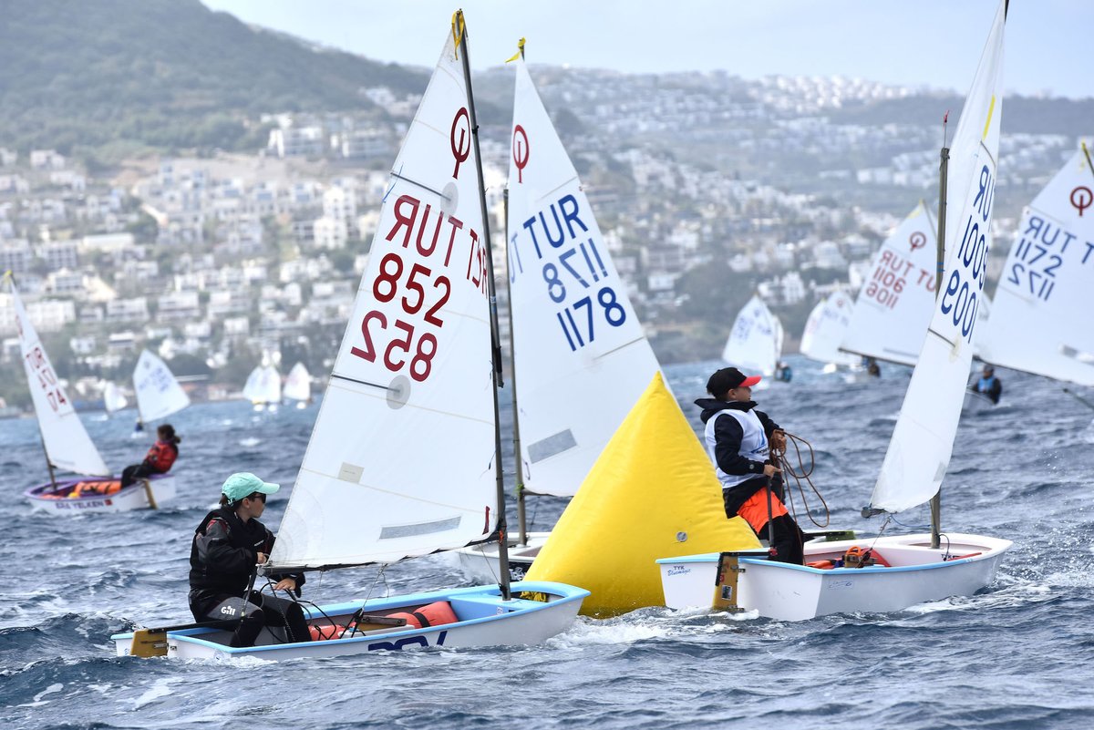 TurkiyeYelken's tweet photo. TYF Yelken Ligi 2. Ayak Optimist Junior sınıfının 3. Gün yarışları! 🌊🙌🏼⛵
#türkiyeyelkenfederasyonu #tyf #tyfyelkenligi #2024türkiyeşampiyonası #optimistjunior #optimistsailing #yalıkavakyelkenkulübü #bodrum #yalıkavak https://t.co/WU795aHqzj