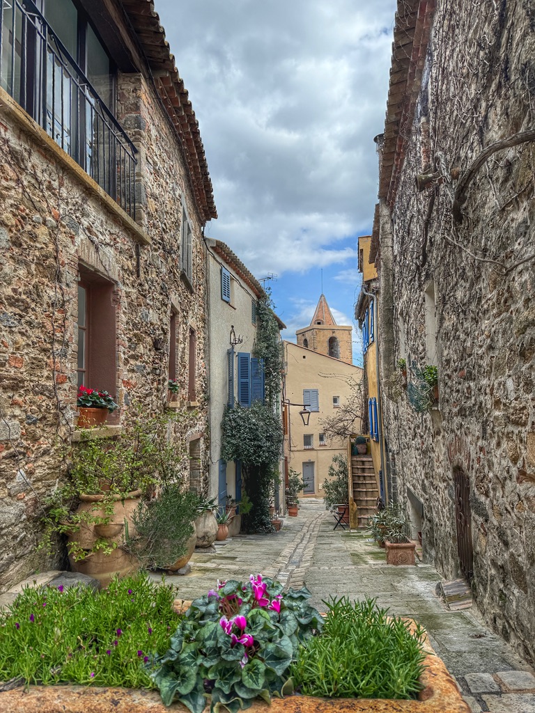 Daily #photooftheday from #France the gorgeous Gulf of St Tropez - pretty perched villages & beautiful beaches... Read about it this lovely part of France in our free magazine: magazine.thegoodlifefrance.com #thegoodlifefrance