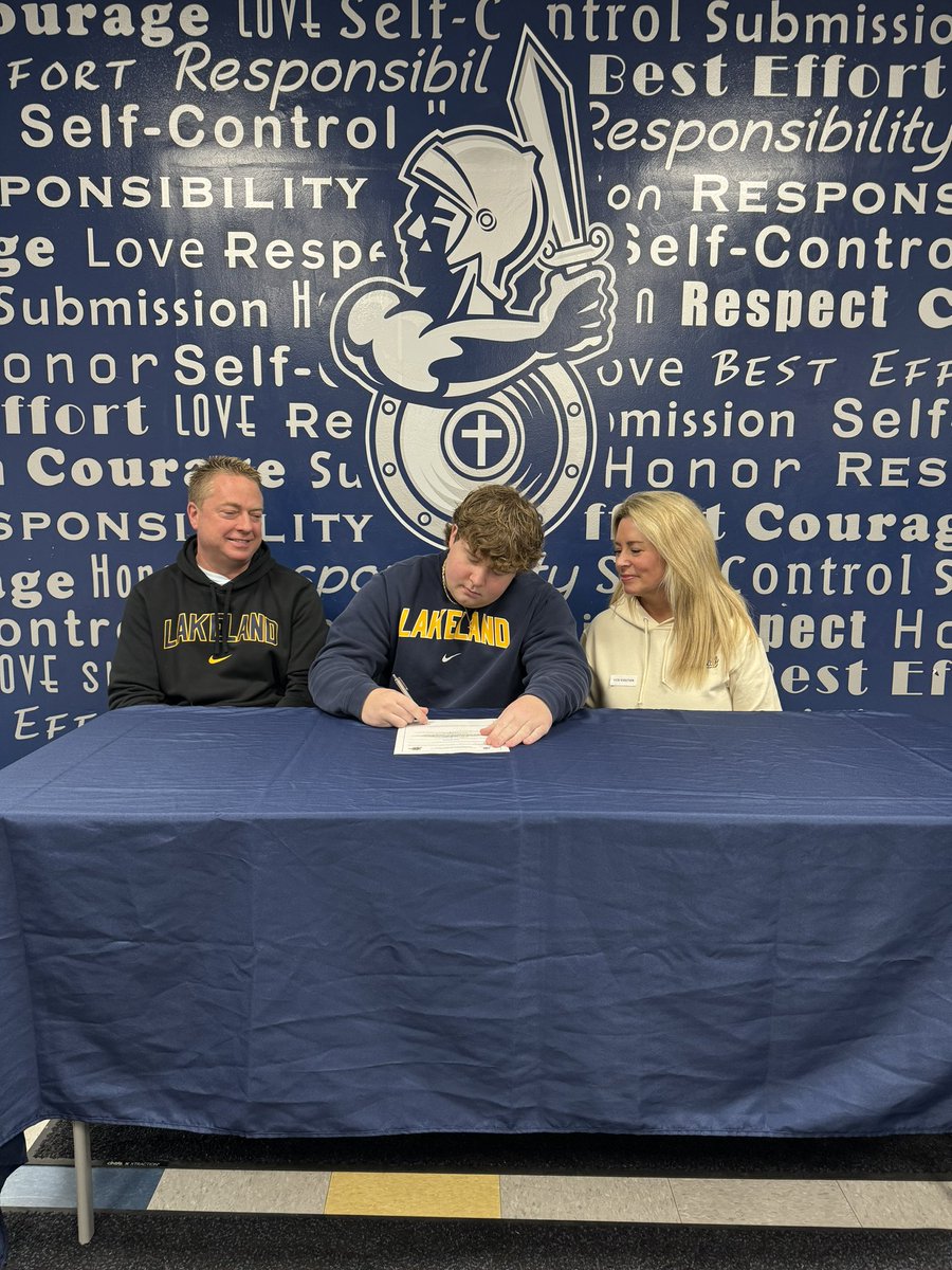 Signed ✍️✍️ 
<a href="/LUMuskieFB/">Lakeland Football</a> <a href="/LUMuskies/">Lakeland Athletics</a> <a href="/LUCoachFeest/">Larry Feest</a> <a href="/LaneTrain82/">Lane Peterson</a> <a href="/LUCoachBruton/">Colin Bruton</a>
