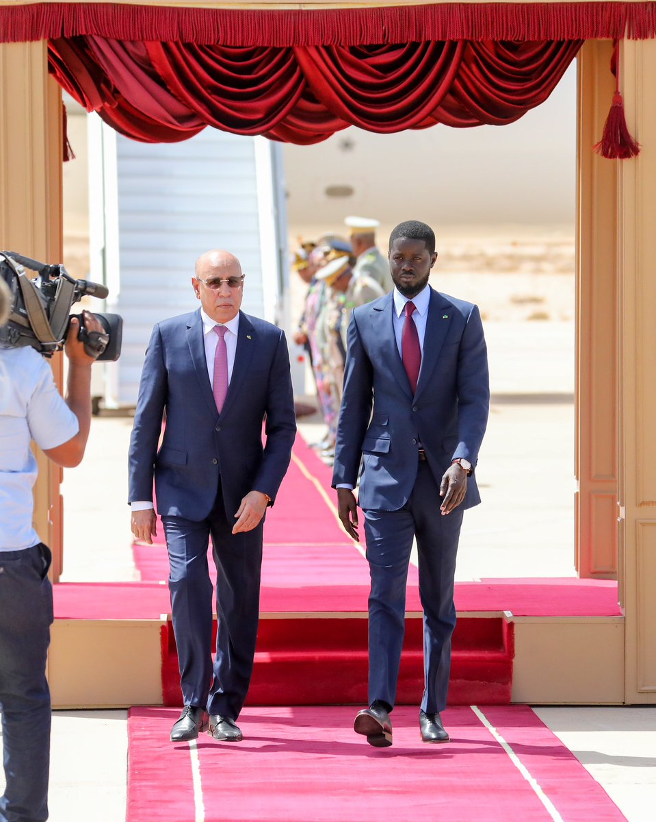 Le Président @DiomayeFaye a été accueilli avec tous les honneurs par son homologue @CheikhGhazouani à son arrivée à l’aéroport de Nouakchott. Au chapitre des activités, les deux dirigeants vont s’entretenir en tête-à-tête, suivi d'une réunion élargie des deux délégations.